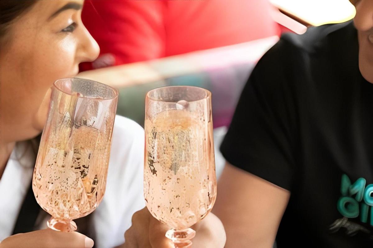 duas mulheres segurando taças de champanhe nas mãos