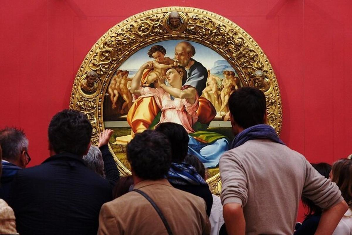 grupa ludzi oglądająca obraz w muzeum
