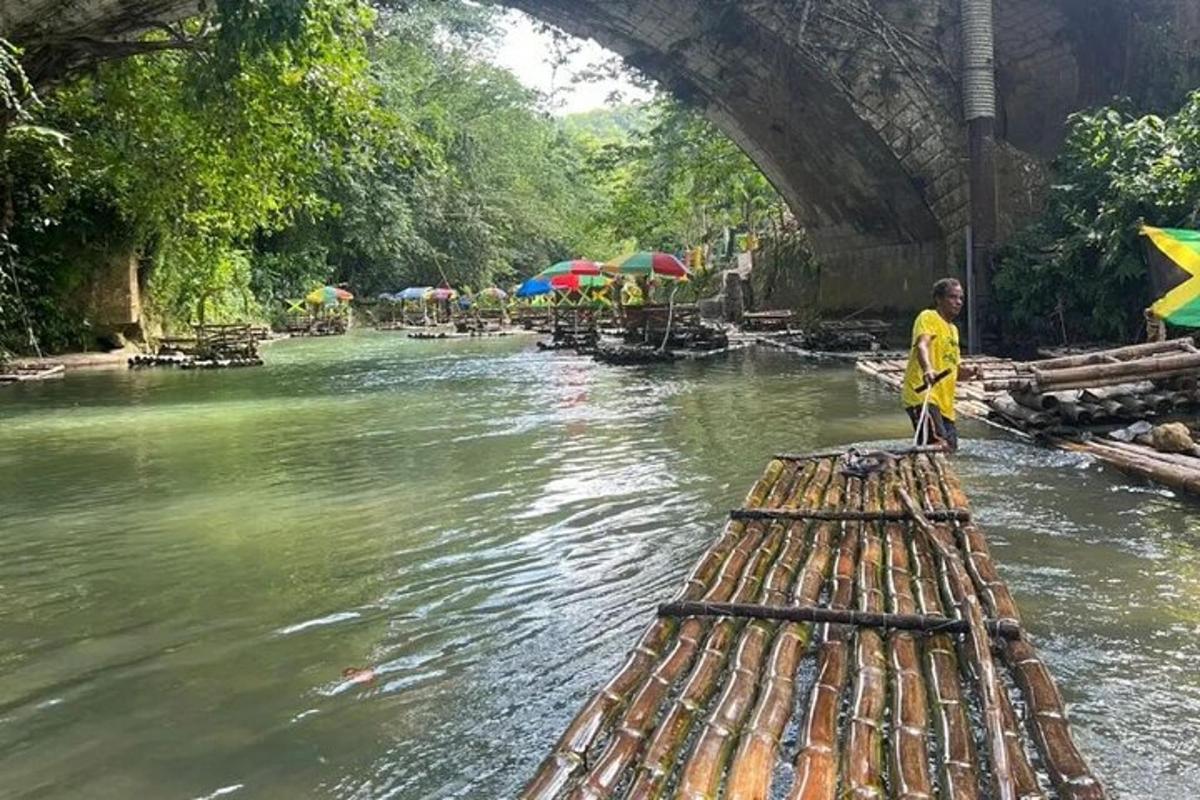 un uomo in piedi all'estremità di una barca su un fiume