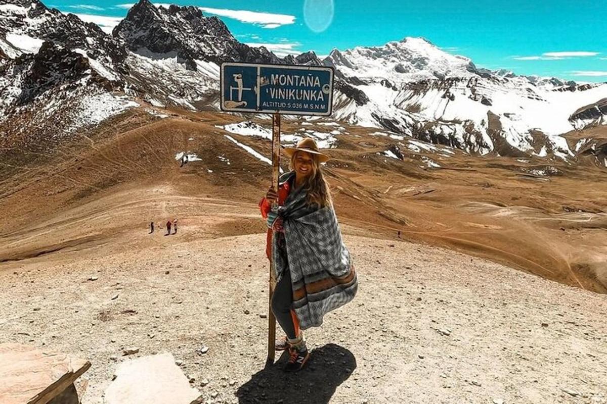 een vrouw die een bord vasthoudt op de top van een berg