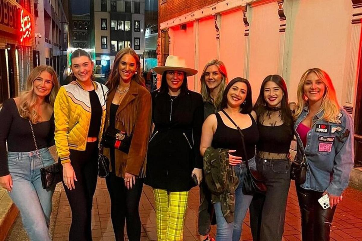 un grup de dones posant per a una foto al carrer