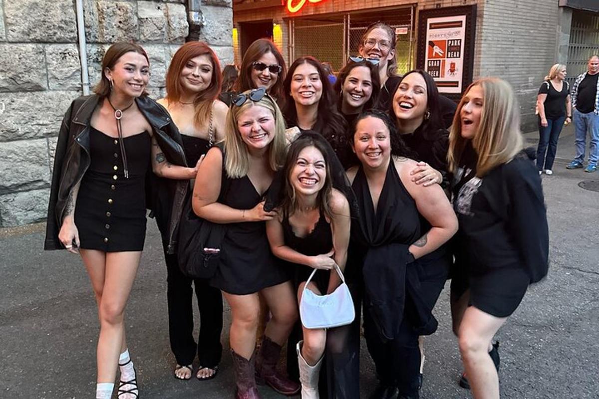 un grup de dones posant per a una foto