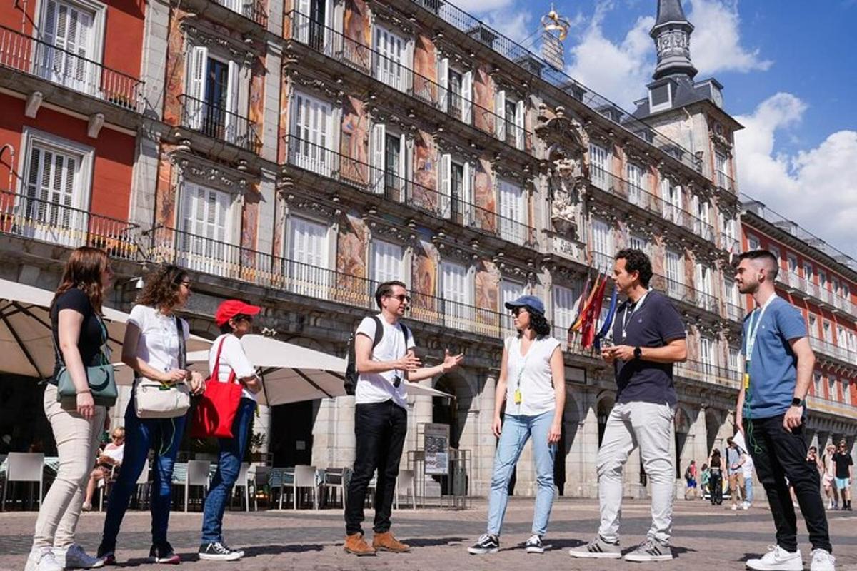 um grupo de pessoas em pé em frente a um prédio