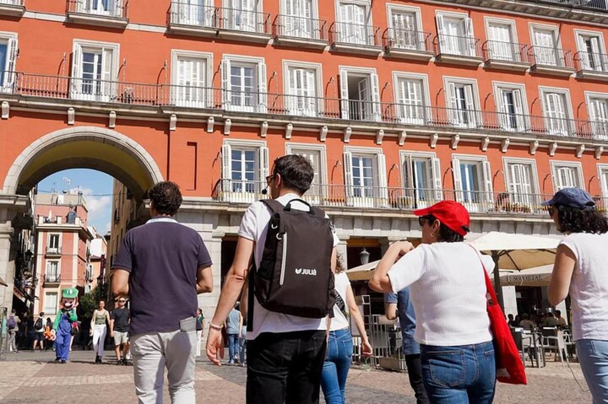 um grupo de pessoas caminhando em frente a um prédio