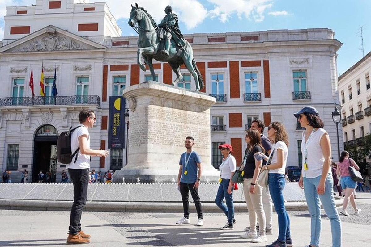 skupina lidí stojících před sochou