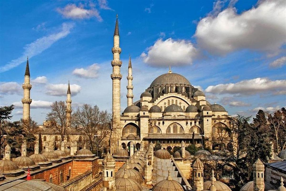 ein großes Gebäude mit zwei Moscheen mit Kuppeln und Türmchen