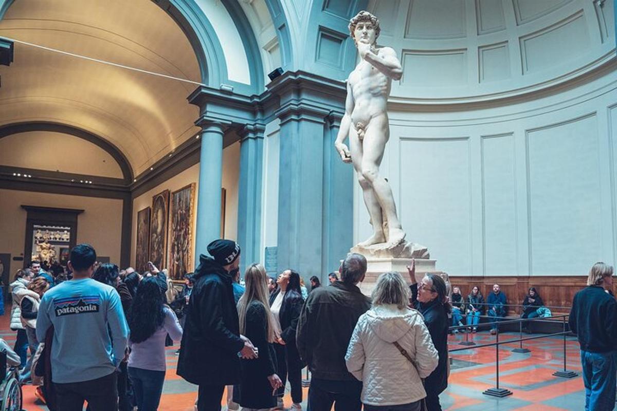 orang ramai melihat patung di muzium