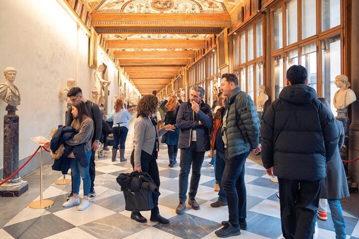 sekumpulan orang berdiri di dalam sebuah muzium