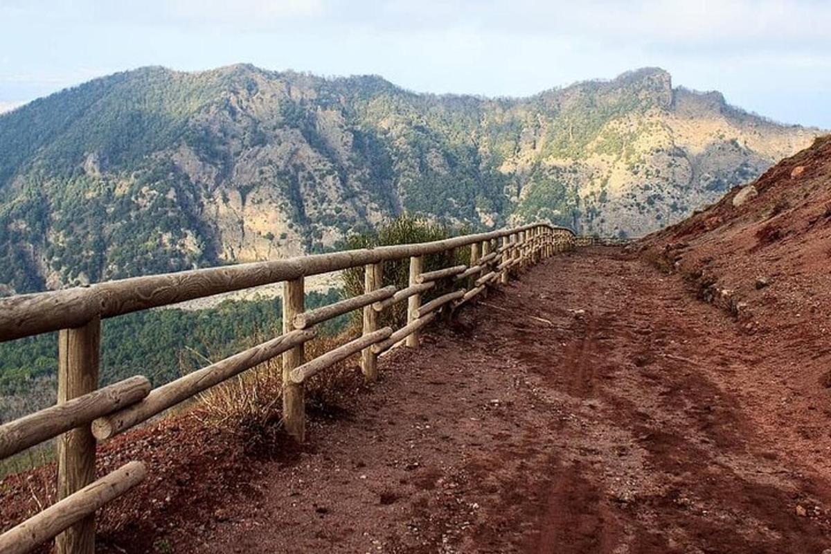 pagar kayu di sisi gunung
