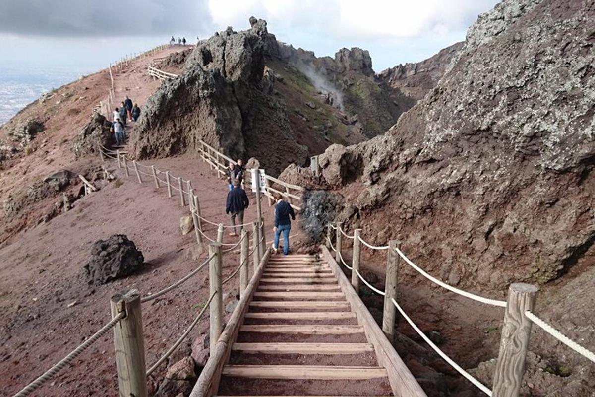sekumpulan orang berjalan menaiki tangga di atas gunung