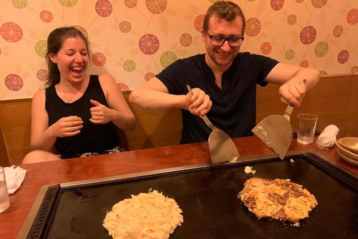 мужчина и женщина готовят пиццу с помощью кухонных принадлежностей