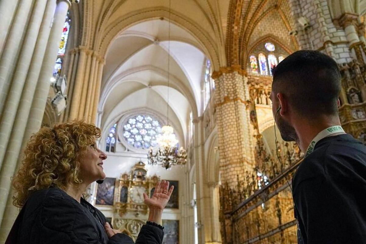 moški in ženska stojita v cerkvi