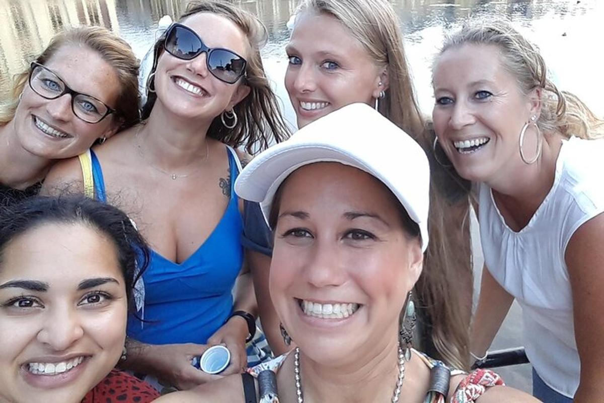 un gruppo di donne posa per una foto