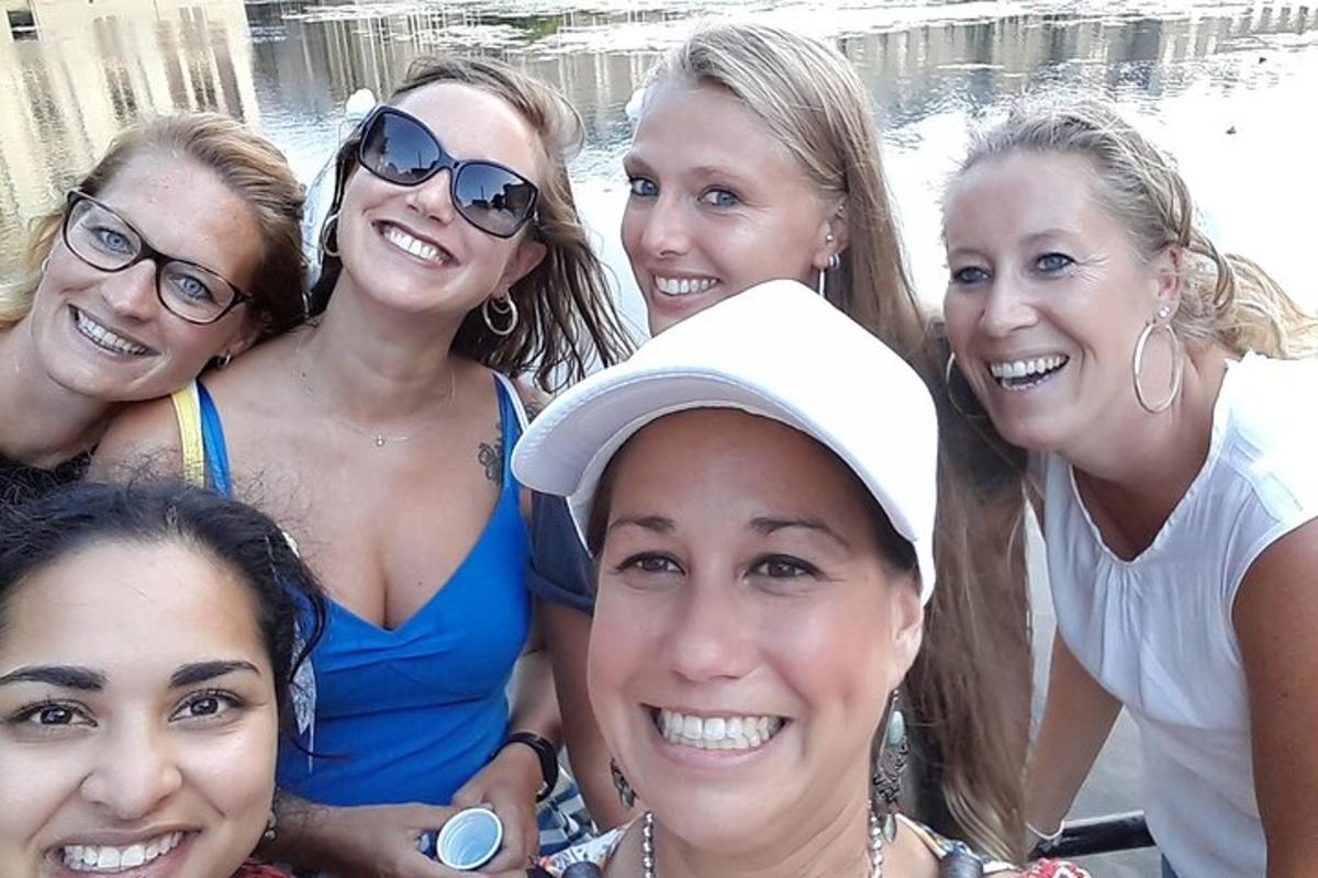 eine Gruppe von Frauen posiert für ein Foto