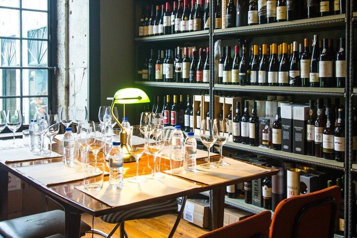 uma mesa em uma sala com taças de vinho sobre ela
