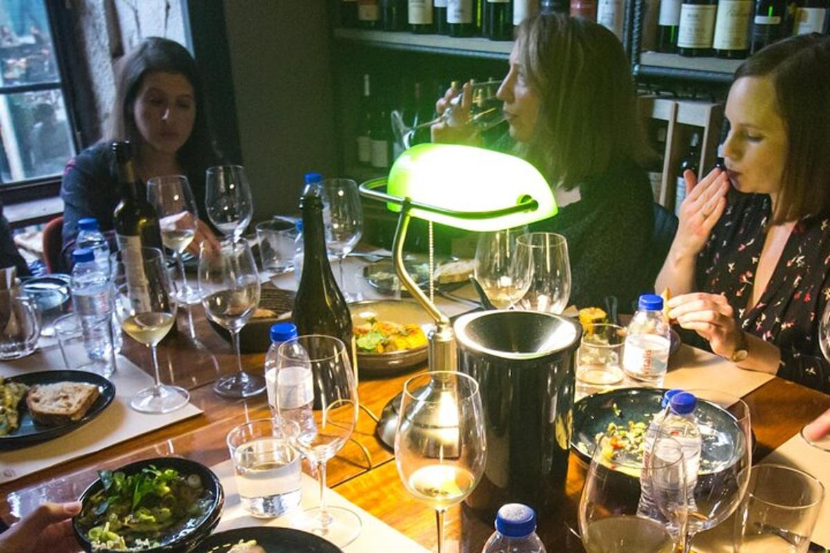 um grupo de mulheres sentadas à mesa com taças de vinho
