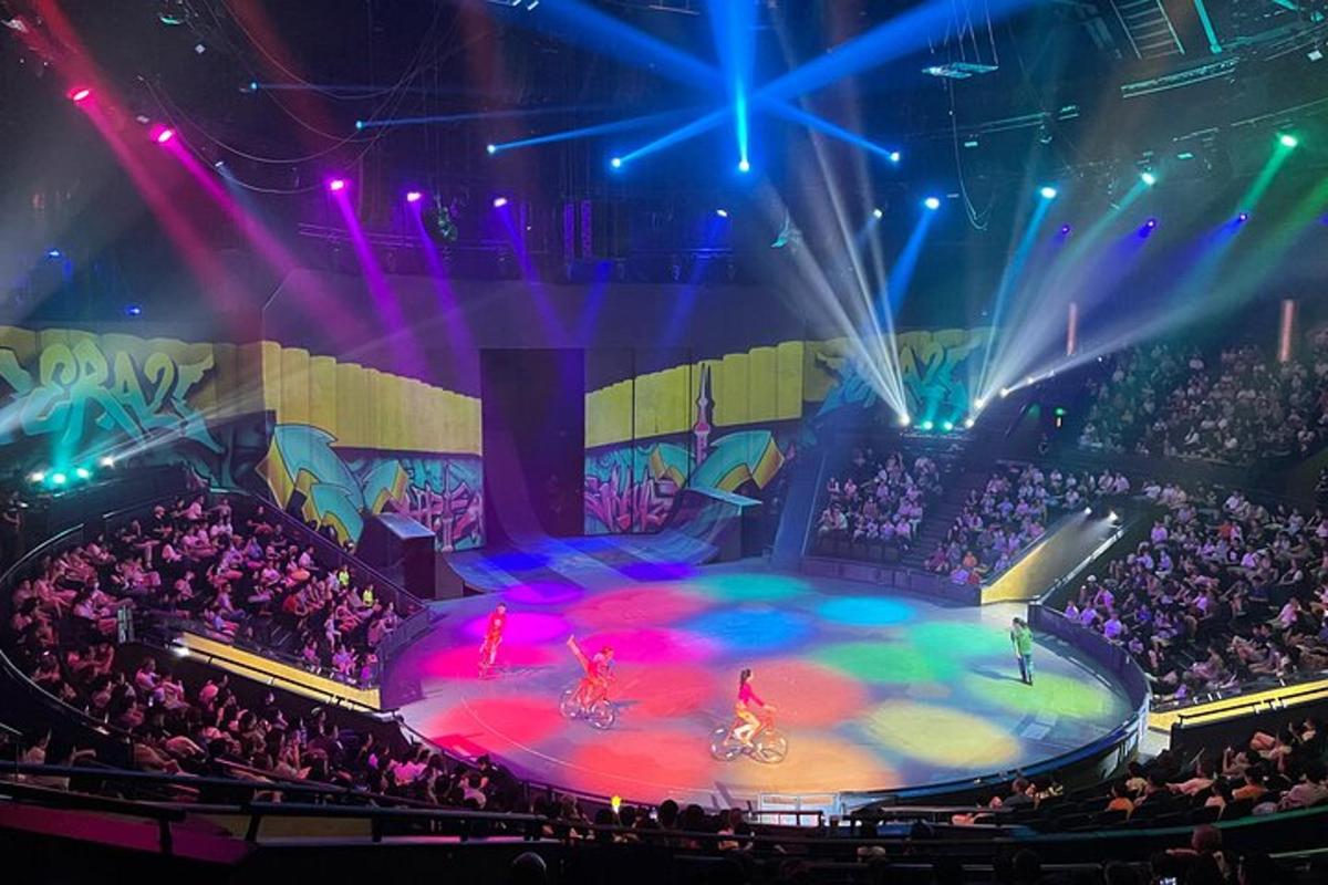 pentas dengan kerumunan orang dalam arena