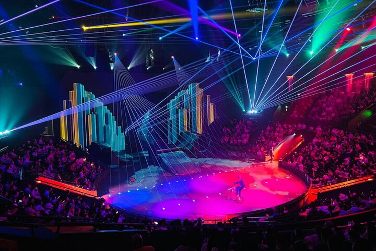 pentas dengan kerumunan orang dalam konsert