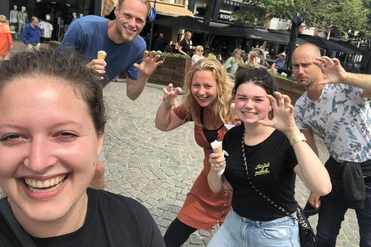 grupp inimesi poseerib pildi jaoks jäätisega