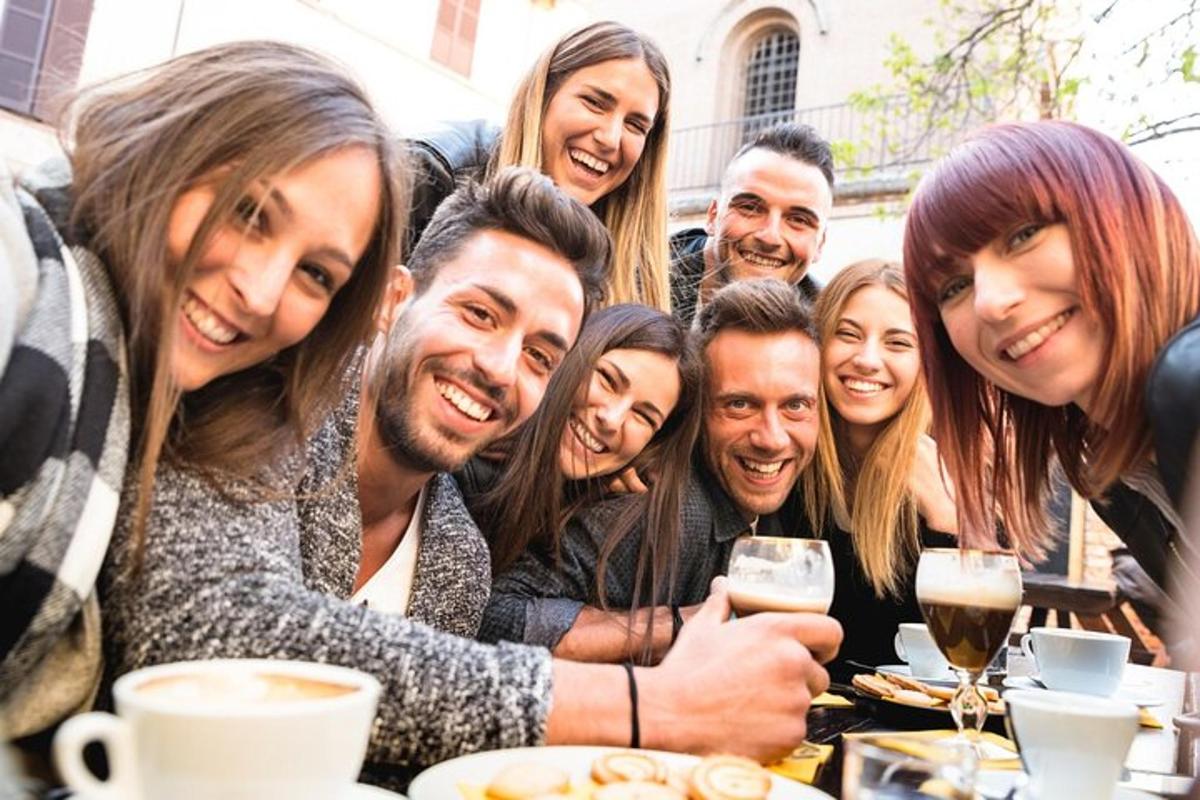 grupp inimesi, kes poseerivad laua taga pildi jaoks