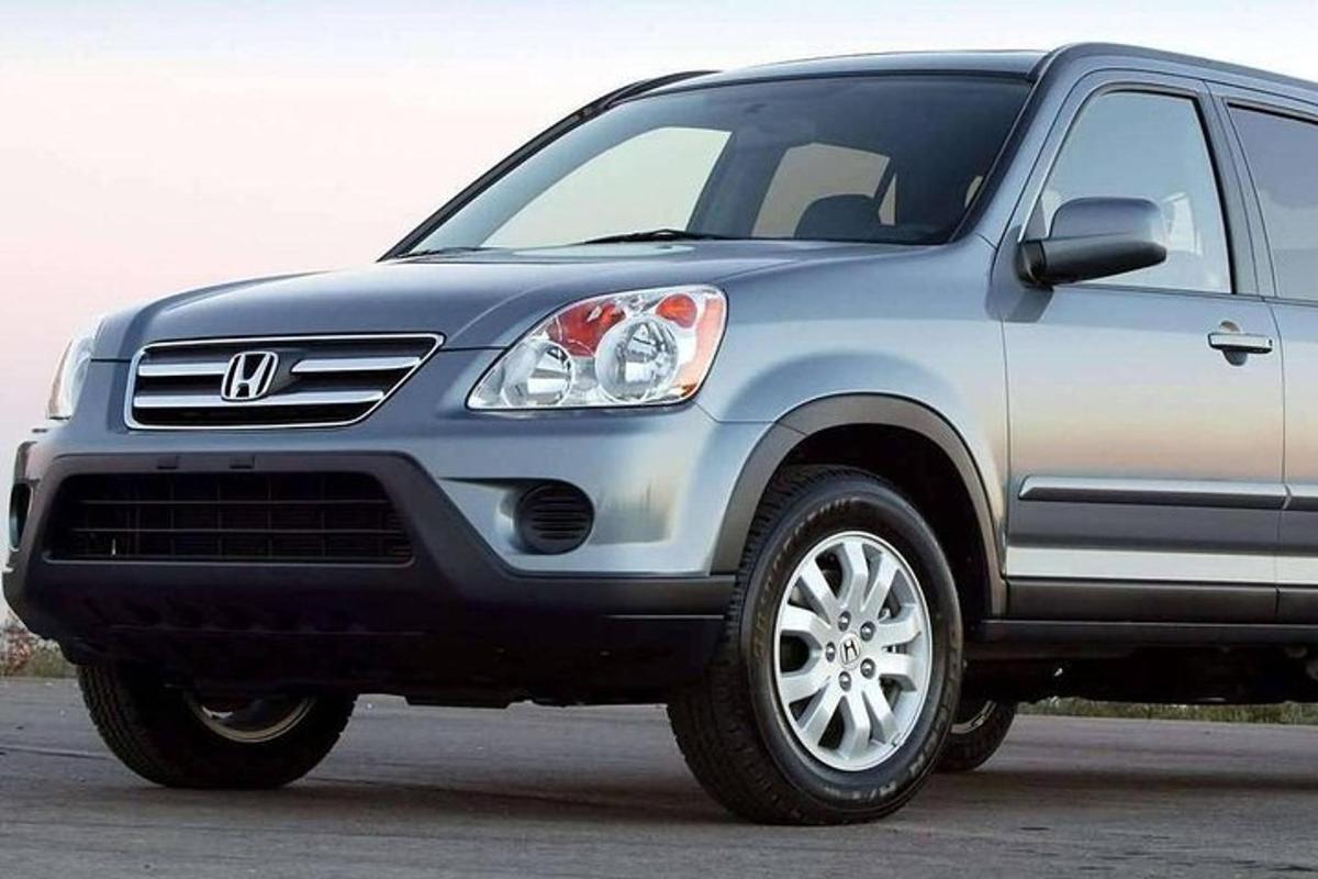 stříbrné SUV zaparkované na parkovišti