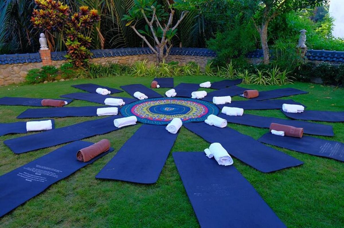 un gruppo di tappetini da yoga sull'erba