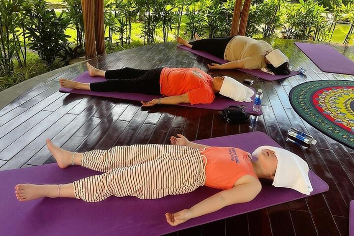 tre donne sdraiate sui materassini durante una lezione di yoga