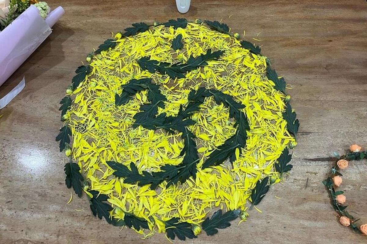Un pastel con el número en una mesa.