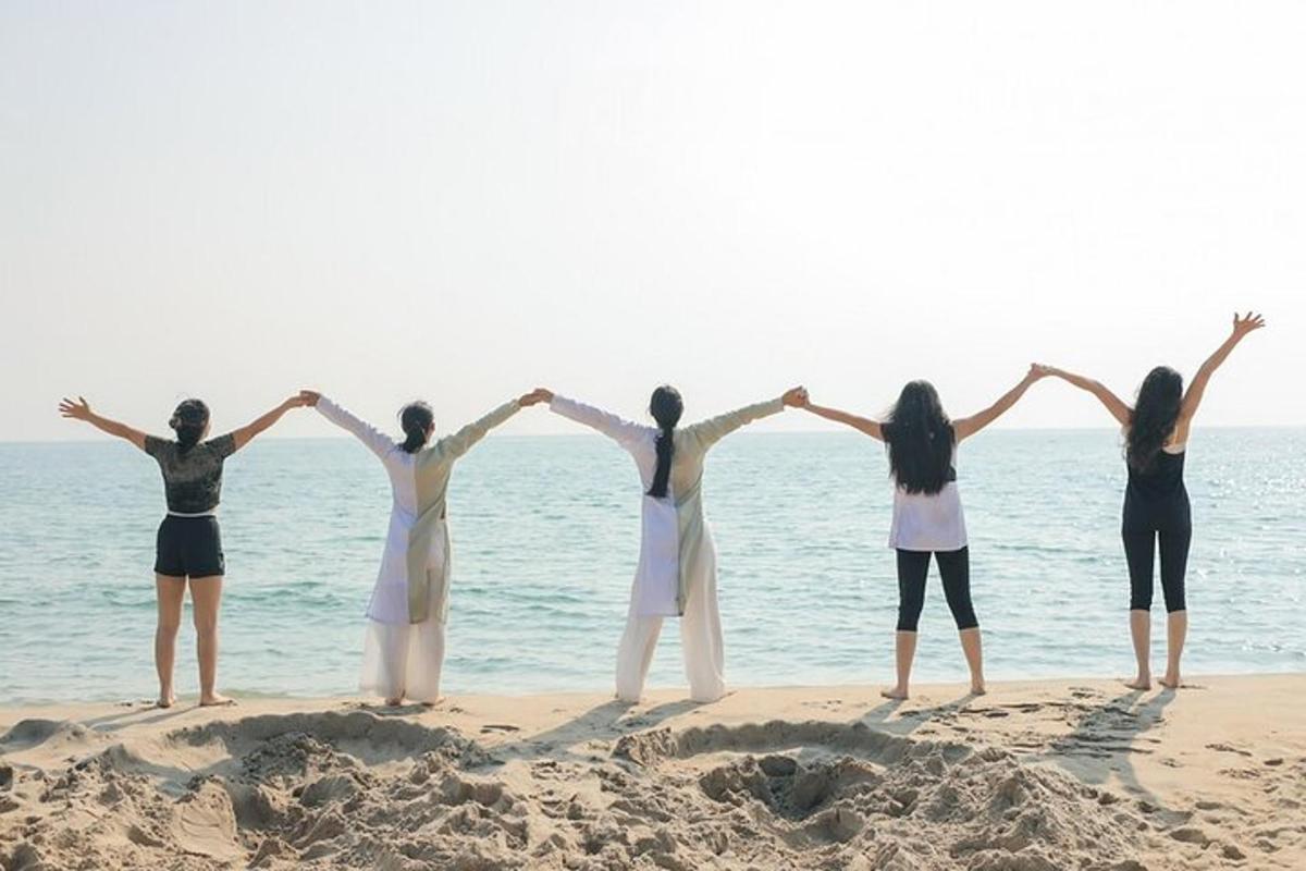 un gruppo di donne in piedi sulla spiaggia