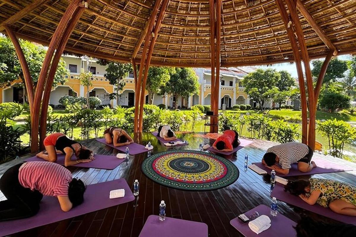 Un grupo de personas haciendo yoga en un pabellón.