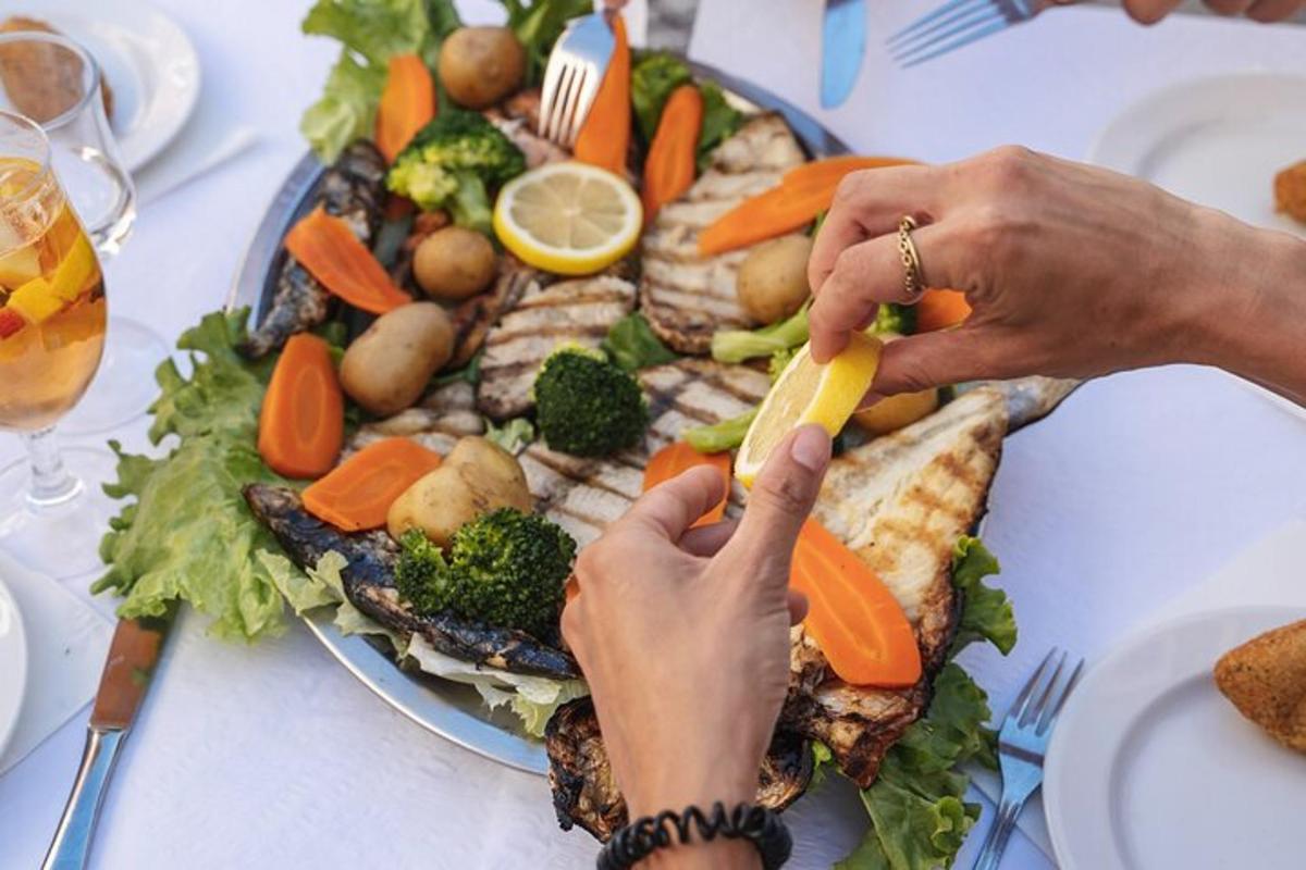 un plat de peix i verdures a la taula