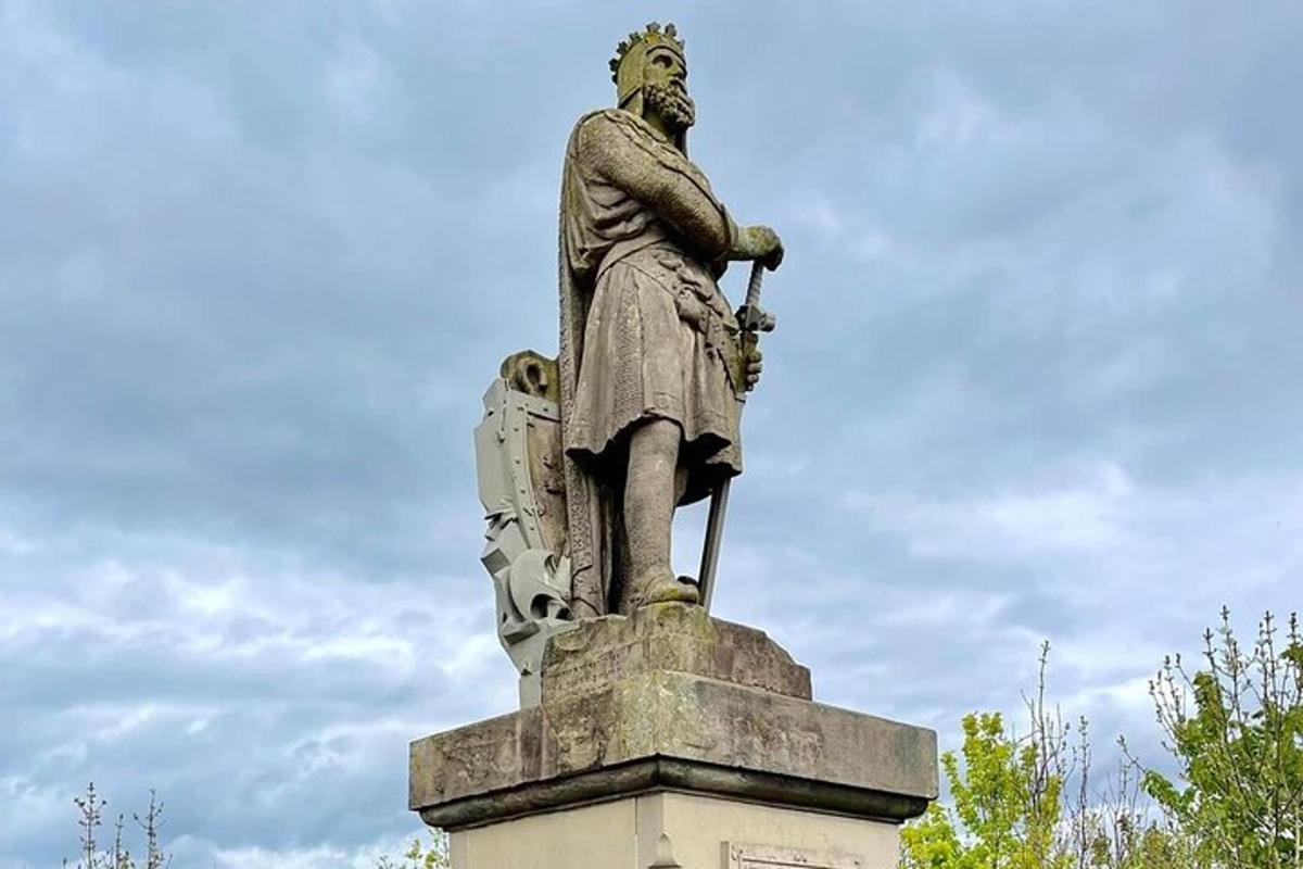 socha muže stojícího na vrcholu monumentu