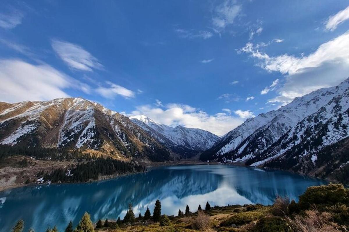 jezero uprostřed zasněžené hory
