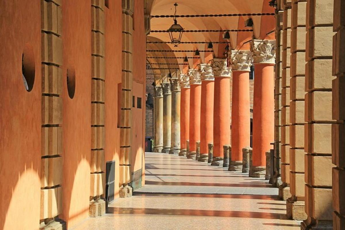 un passadís buit d'un edifici amb columnes taronges