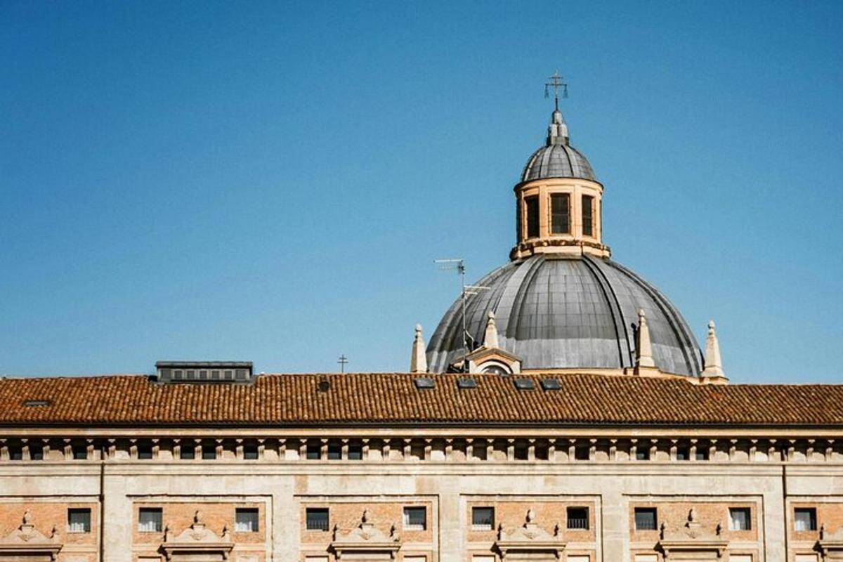un edifici amb una cúpula i una creu a la part superior