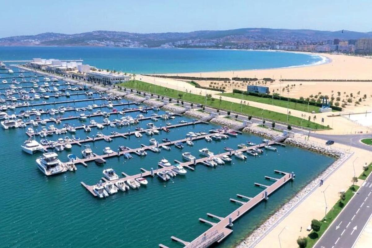 Zračni pogled na marino s čolni v vodi