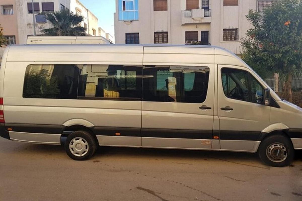egy fehér furgon parkolt a parkolóban