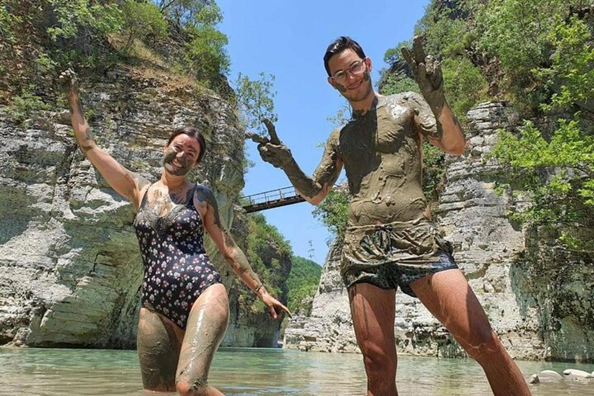 dva lidé stojící ve vodě v řece