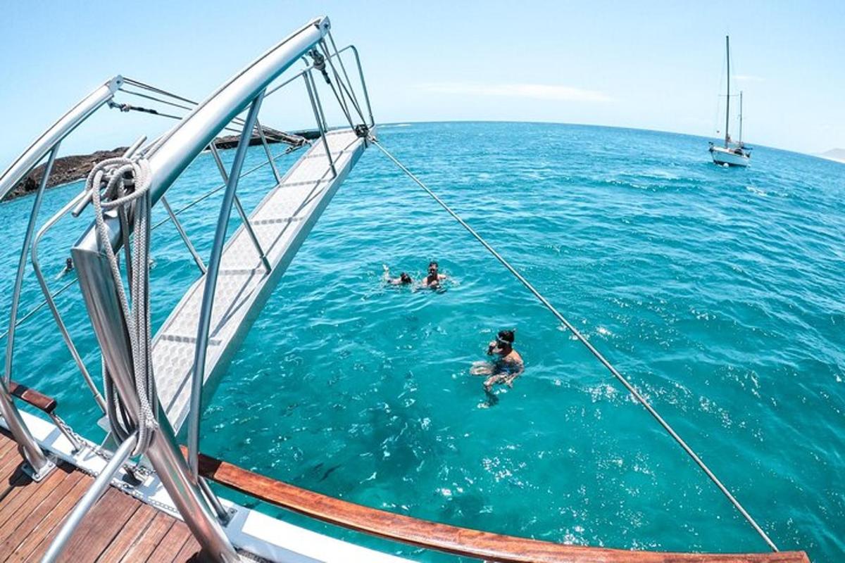 dues persones a l'aigua en un vaixell a l'oceà