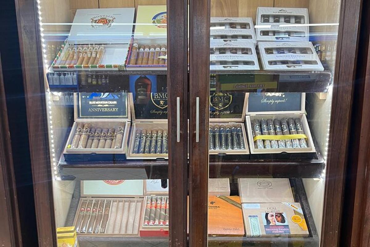 vitrina, polna različnih vrst cigaret