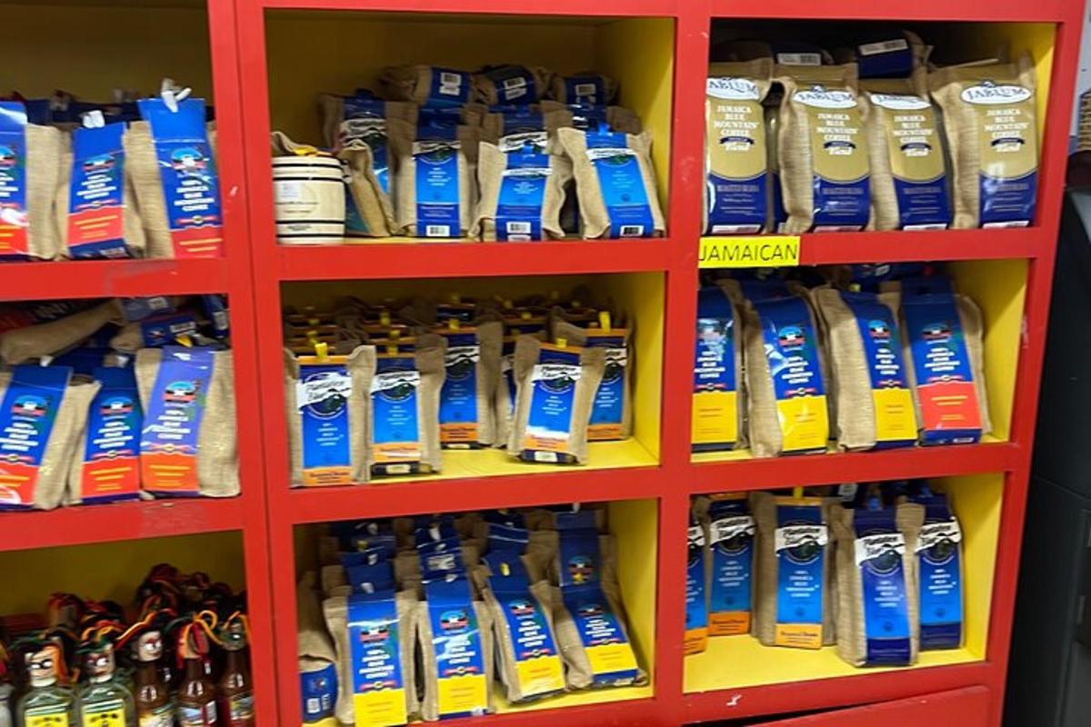 رف مملوء بأنواع مختلفة من منتجات التنظيف