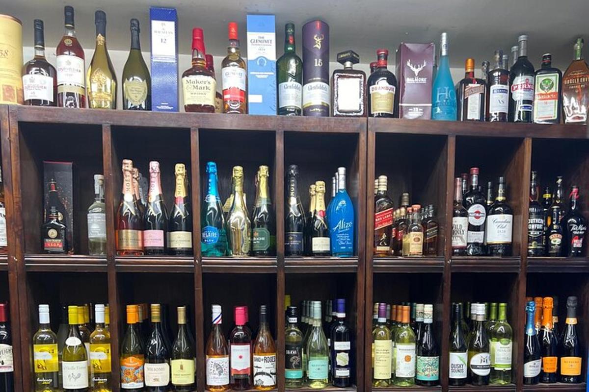 polica, polna številnih steklenic alkohola