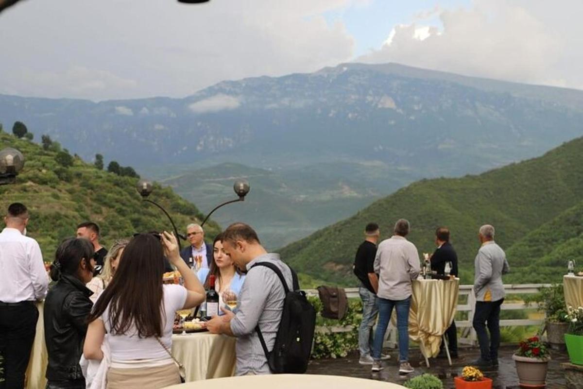 un gruppo di persone in piedi attorno a un tavolo in montagna