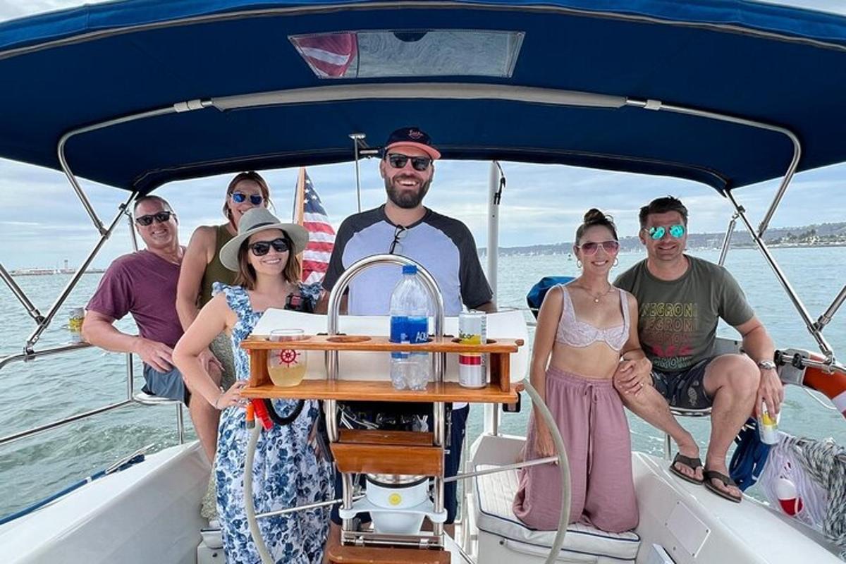 un gruppo di persone su una barca in acqua