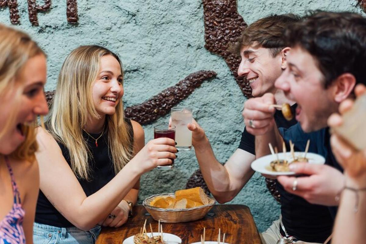 um grupo de pessoas sentadas à mesa comendo comida