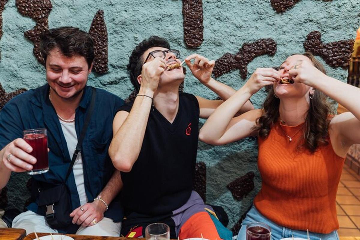 um grupo de três pessoas comendo comida com o rosto
