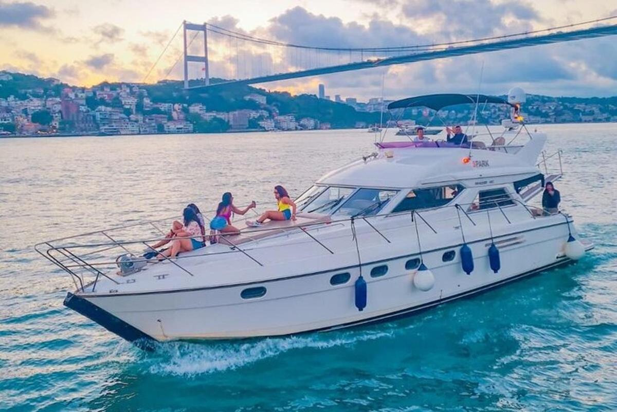 eine Gruppe von Menschen sitzt auf einem Boot im Wasser
