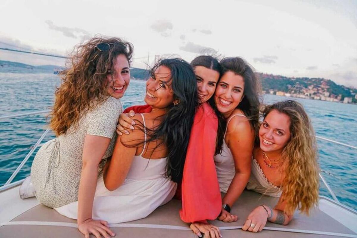 un grup de femei așezate pe o barcă