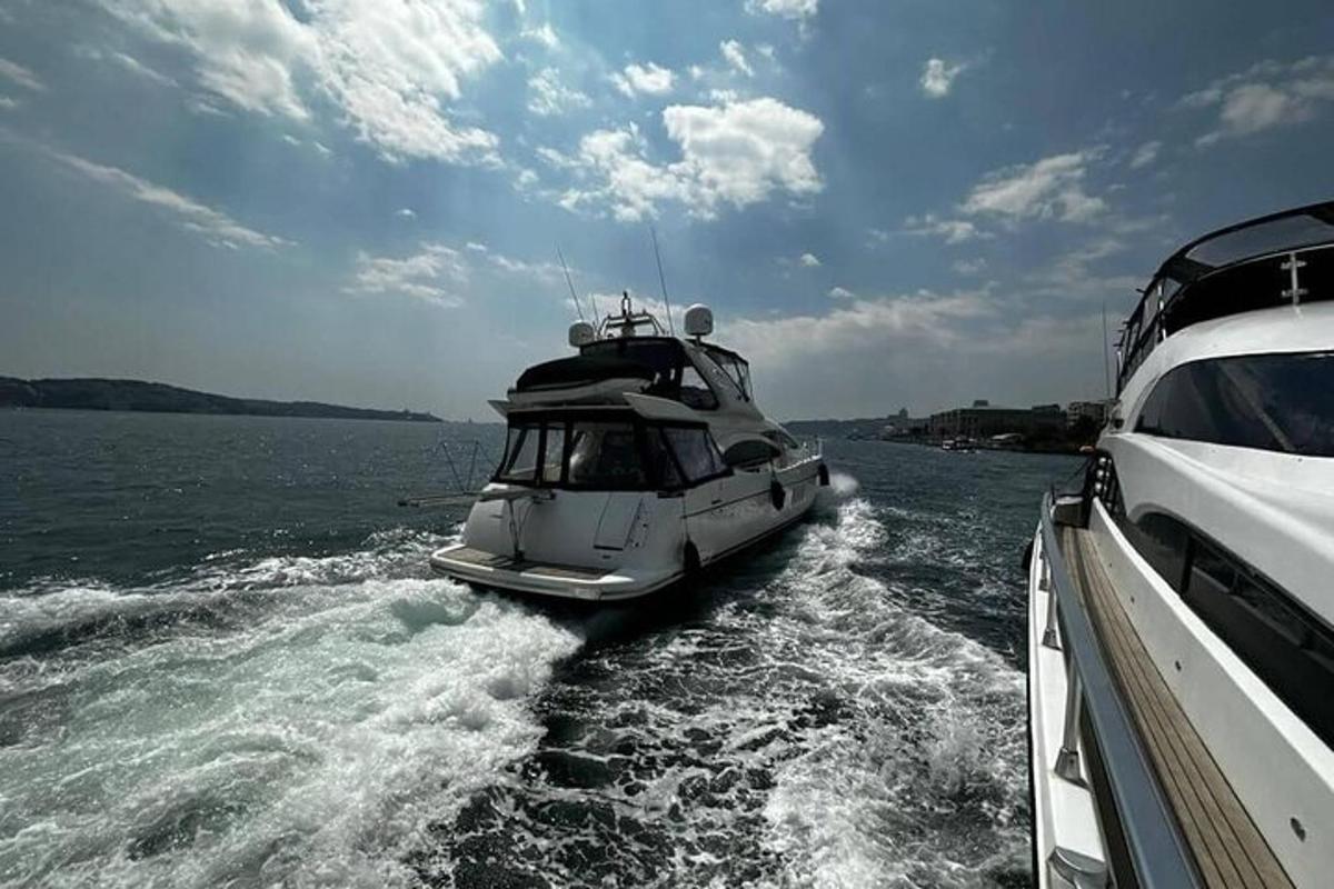 un vaixell a l'aigua al costat d'un altre vaixell