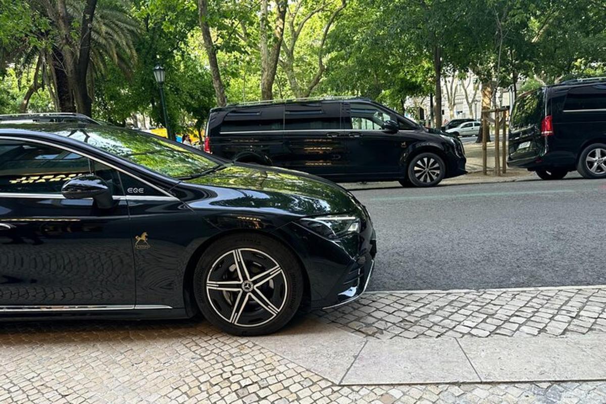 černé auto zaparkované na kraji ulice